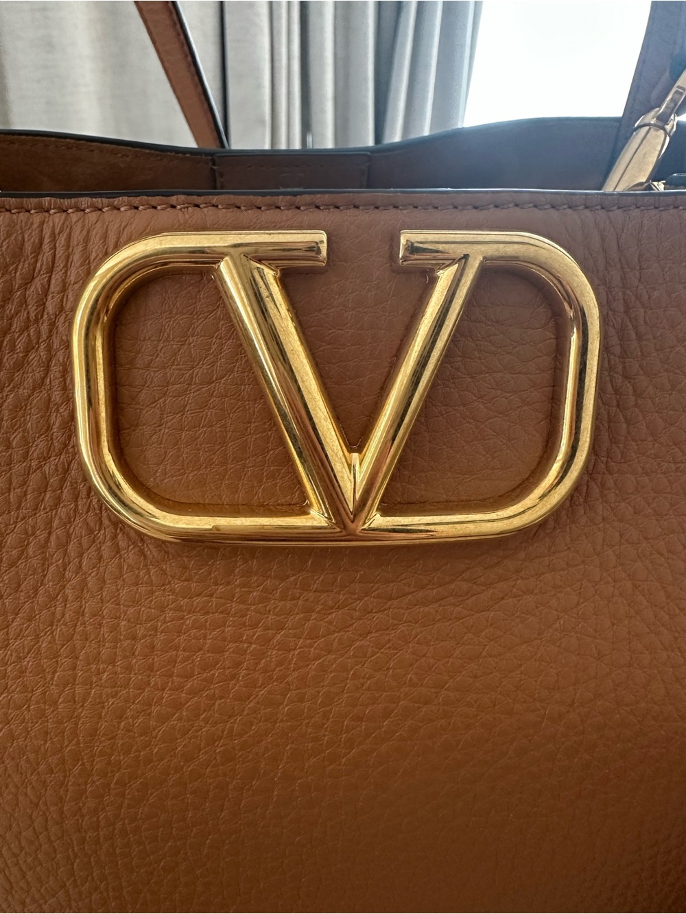 Valentino Garavani Alltime Medium Handbag in Grainy Calfskin - Picture 3 of 7